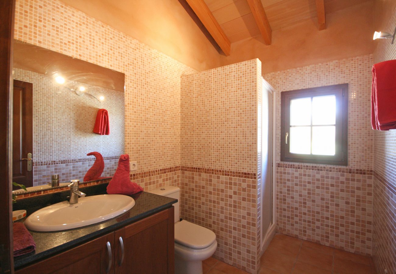 Bad mit Dusche der Finca Villa Lorenzo in Manacor 
