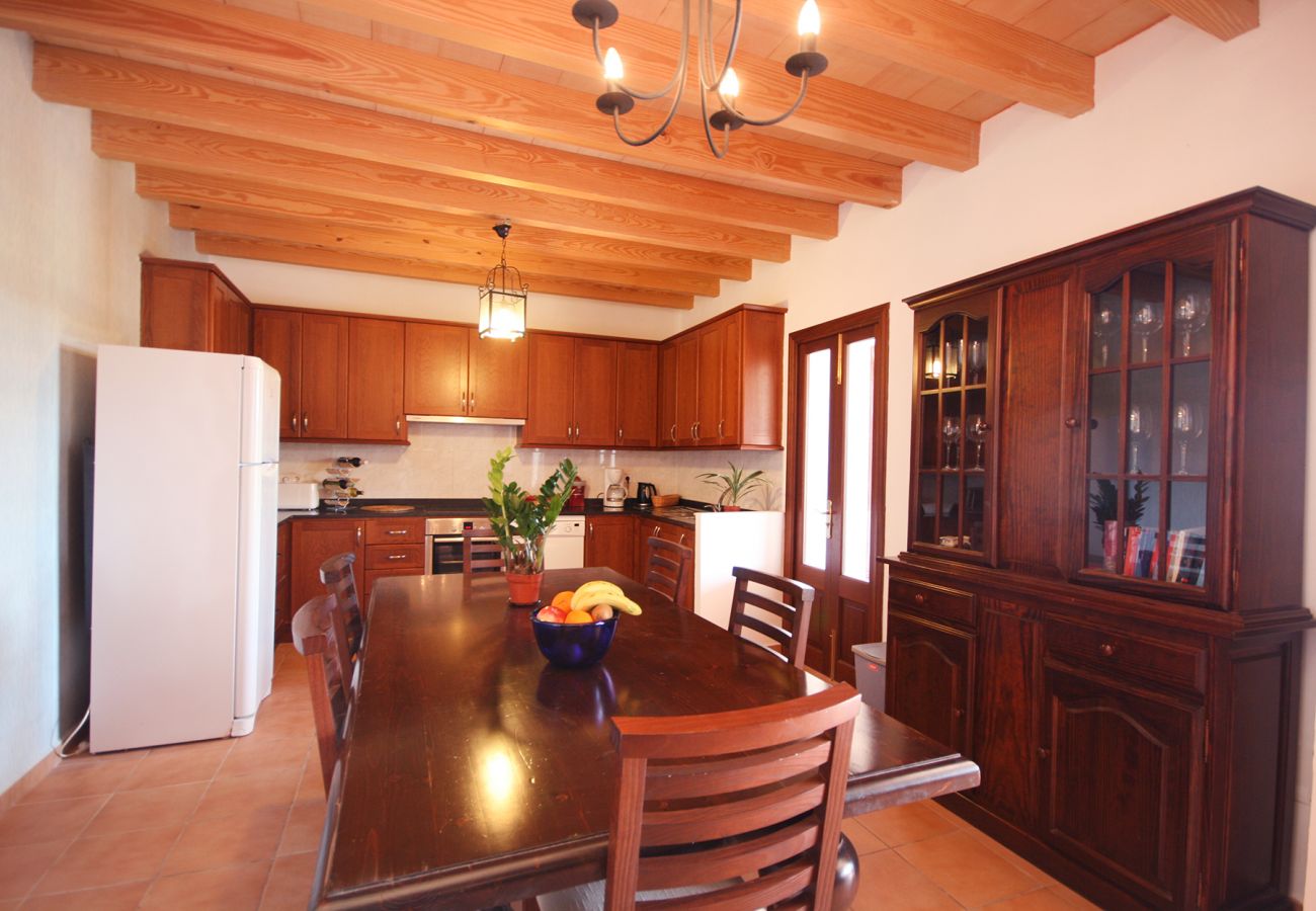 Küche und Esstisch der Finca Villa Lorenzo in Manacor 