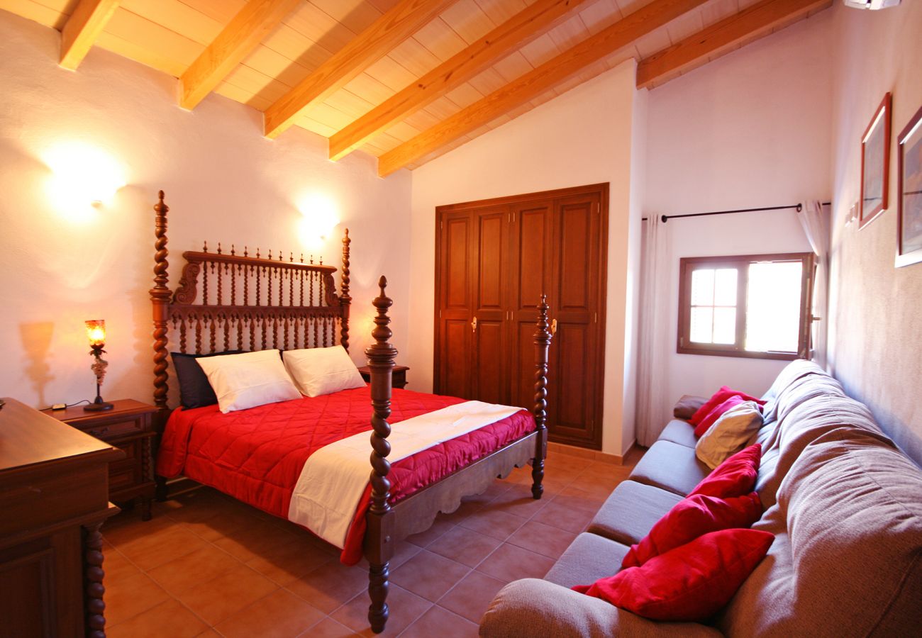 Schlafzimmer mit Doppelbett der Finca Villa Lorenzo in Manacor 