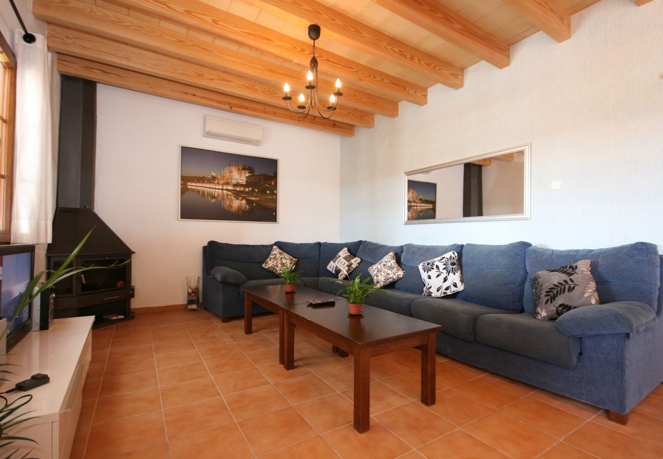 Wohnzimmer und TV der Finca Villa Lorenzo in Manacor 