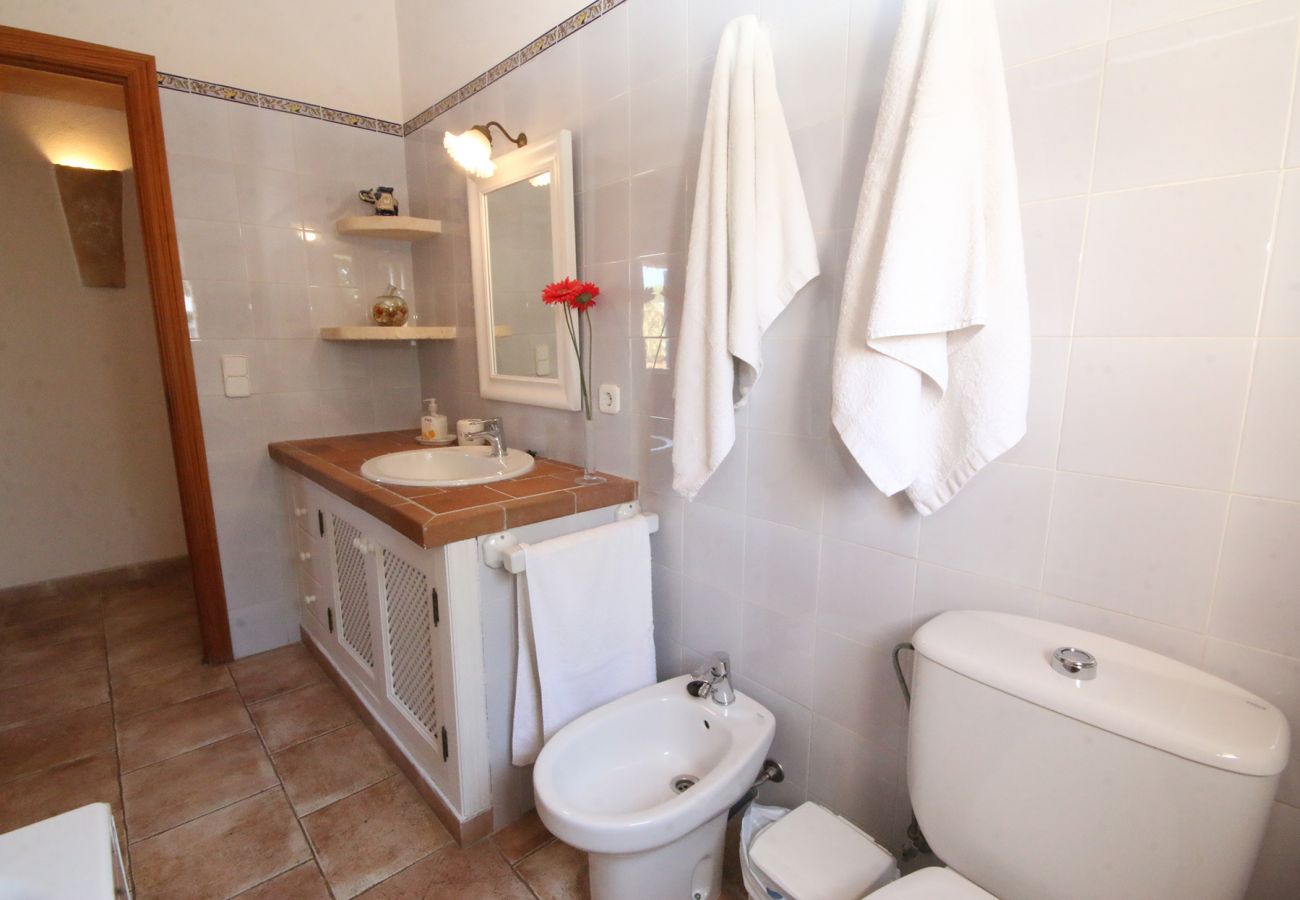 Badezimmer mit Badewanne der Finca Can Pasqual in Manacor