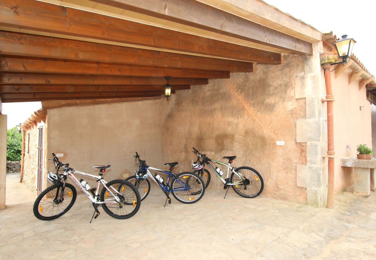 Fahrräder am Haus der Finca Can Pasqual Gran in Porto Cristo