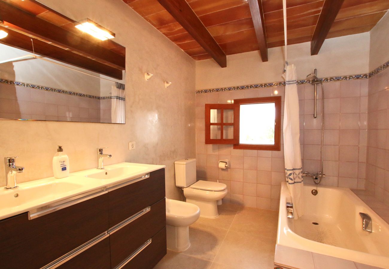 Modernes Badezimmer mit Wanne in der Finca Can Pasqual Gran in Porto Cristo