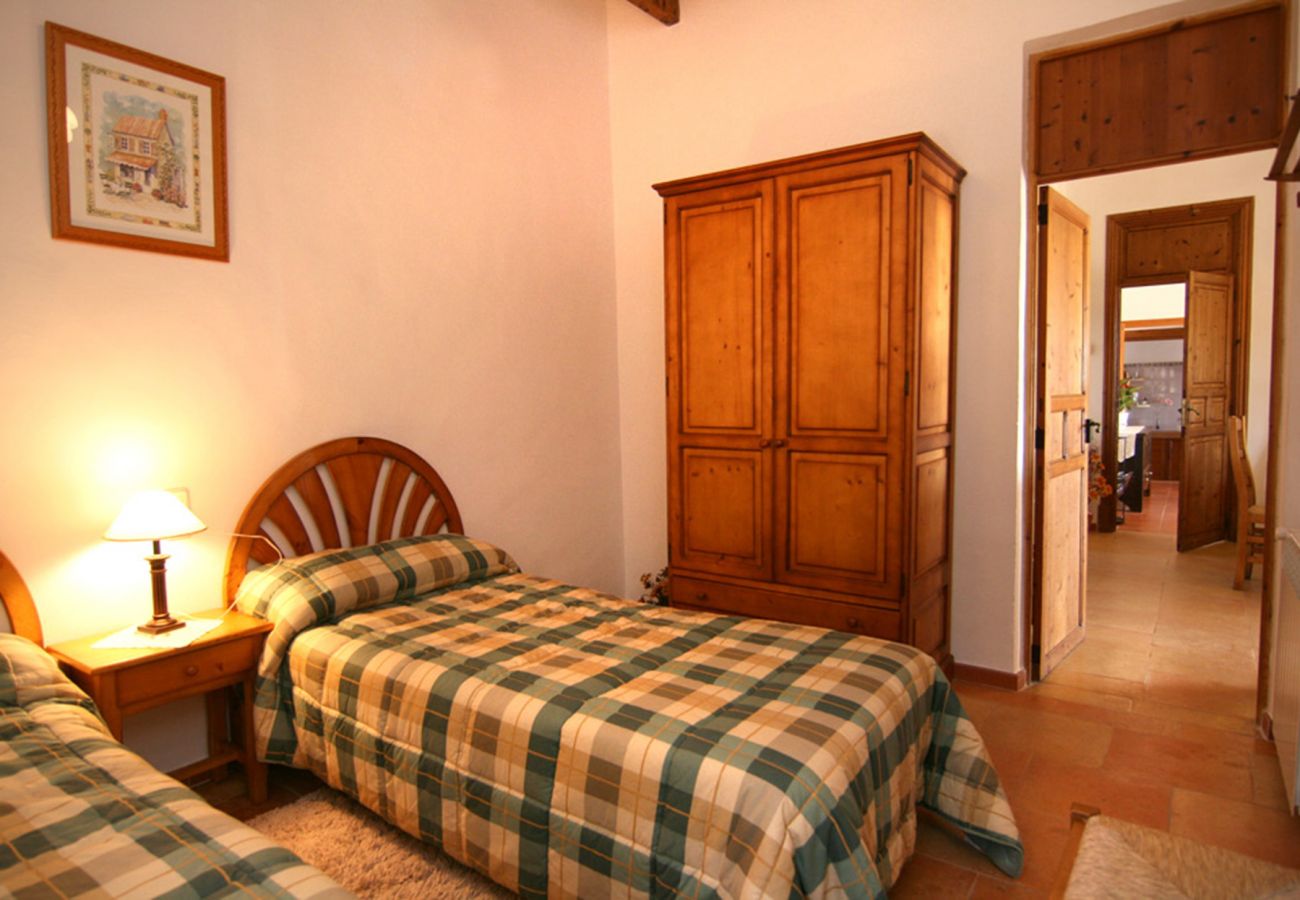 Schlafzimmer mit 2 Einzelbetten in der Finca Can Pasqual Gran in Porto Cristo