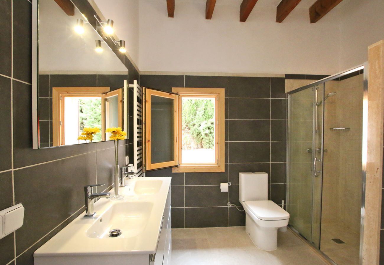 Bad en Suite mit Dusche in der Finca Can Pasqual Gran in Porto Cristo