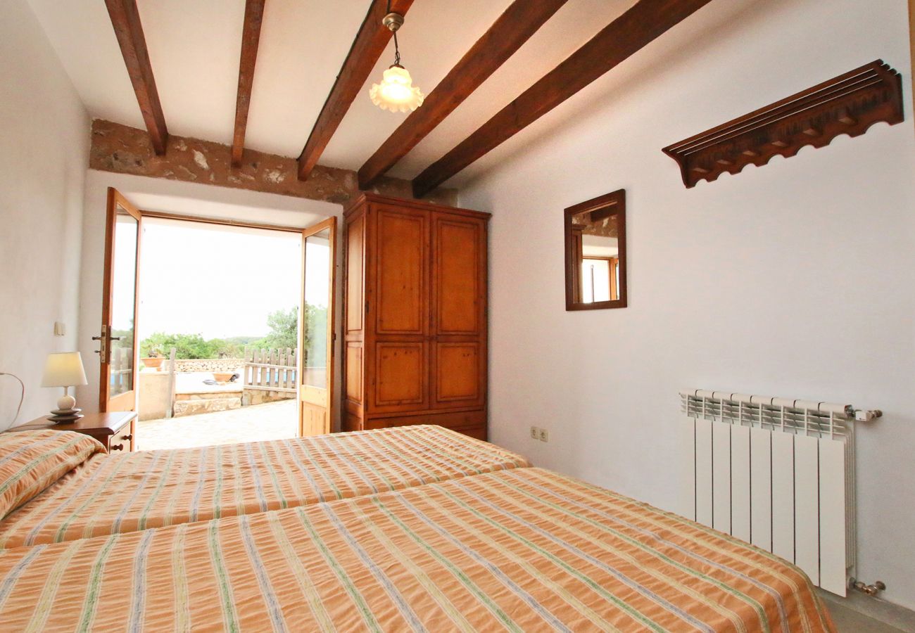 Schlafzimmer mit 2 Einzelbetten der Finca Can Pasqual Gran in Porto Cristo