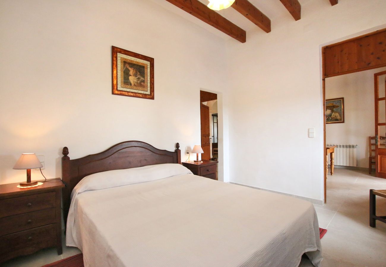 Schlafzimmer mit Doppelbett in der Finca Can Pasqual Gran in Porto Cristo
