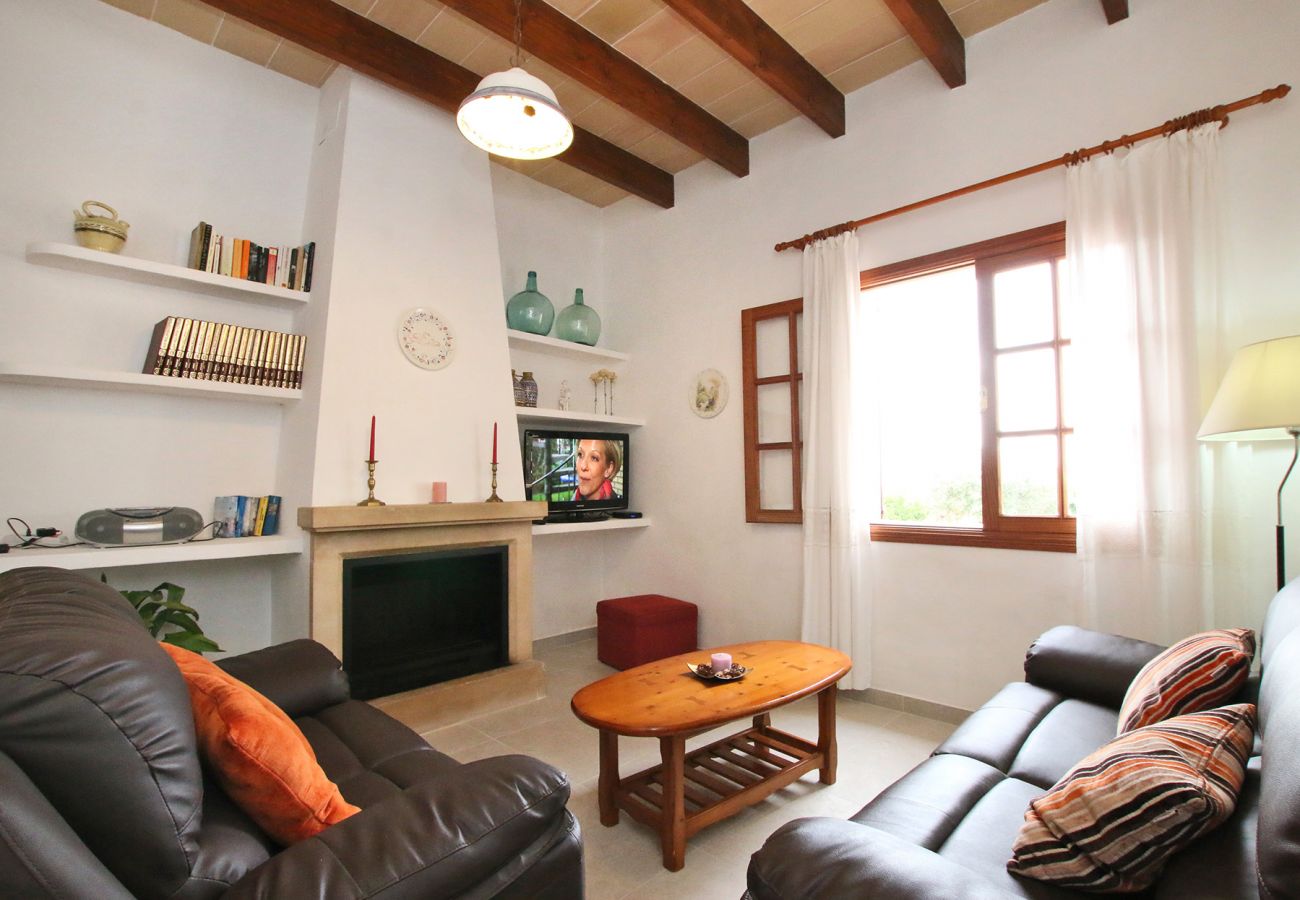 Wohnzimmer mit Kamin der Finca Can Pasqual Gran in Porto Cristo