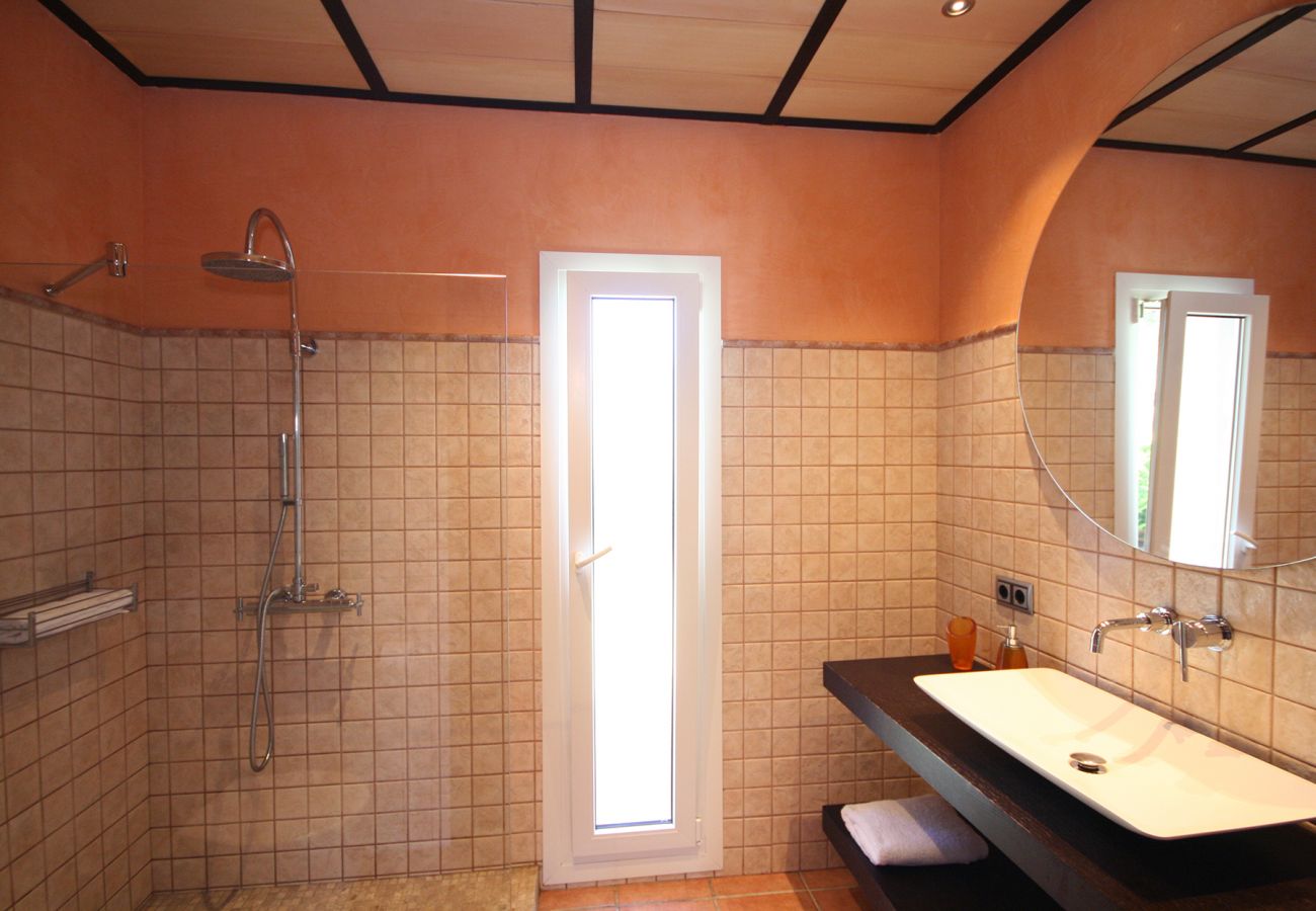 Bad en Suite mit Dusche in der Finca Can Pep in Cala Murada
