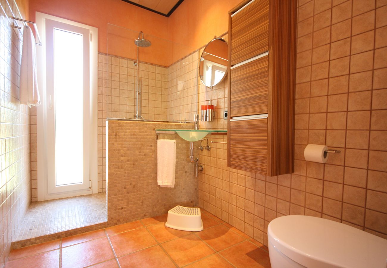 Badezimmer mit Dusche in der Finca Can Pep in Cala Murada