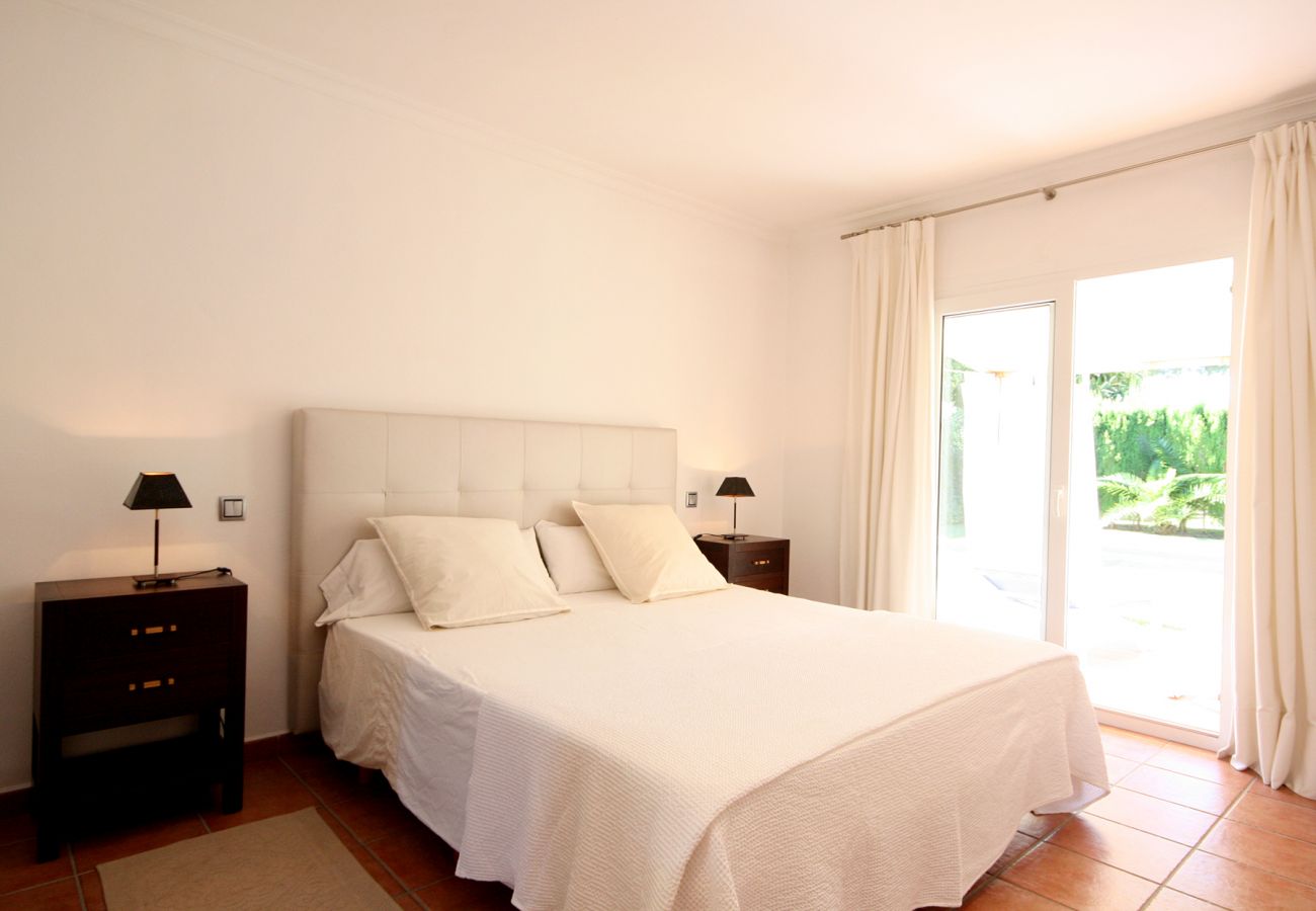Schlafzimmer mit Doppelbett der Finca Can Pep in Cala Murada