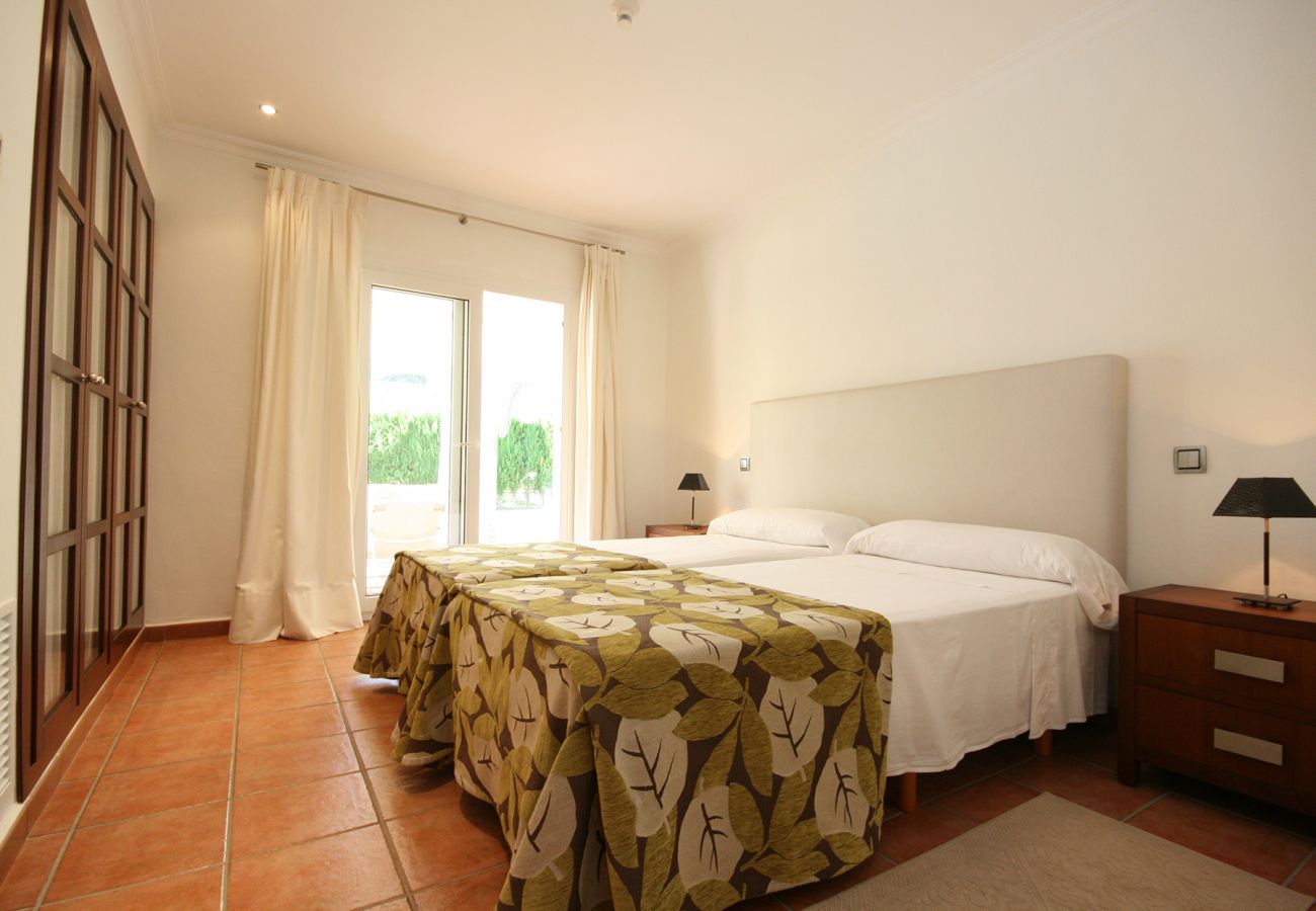 Schlafzimmer mit 2 Einzelbetten der Finca Can Pep in Cala Murada