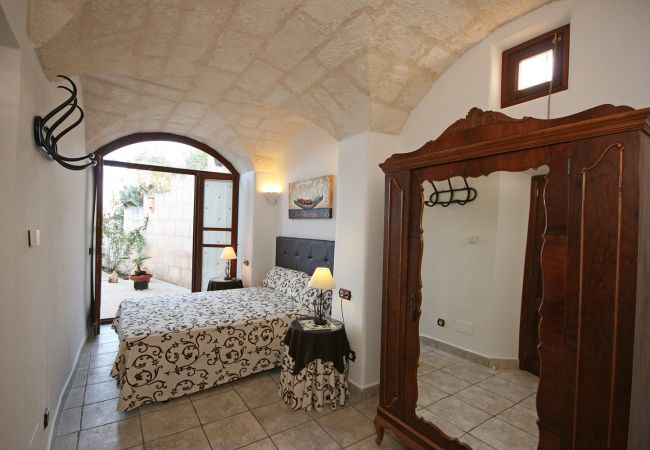 Schlafzimmer mit Doppelbett und Tür zur Terrasse der Finca 