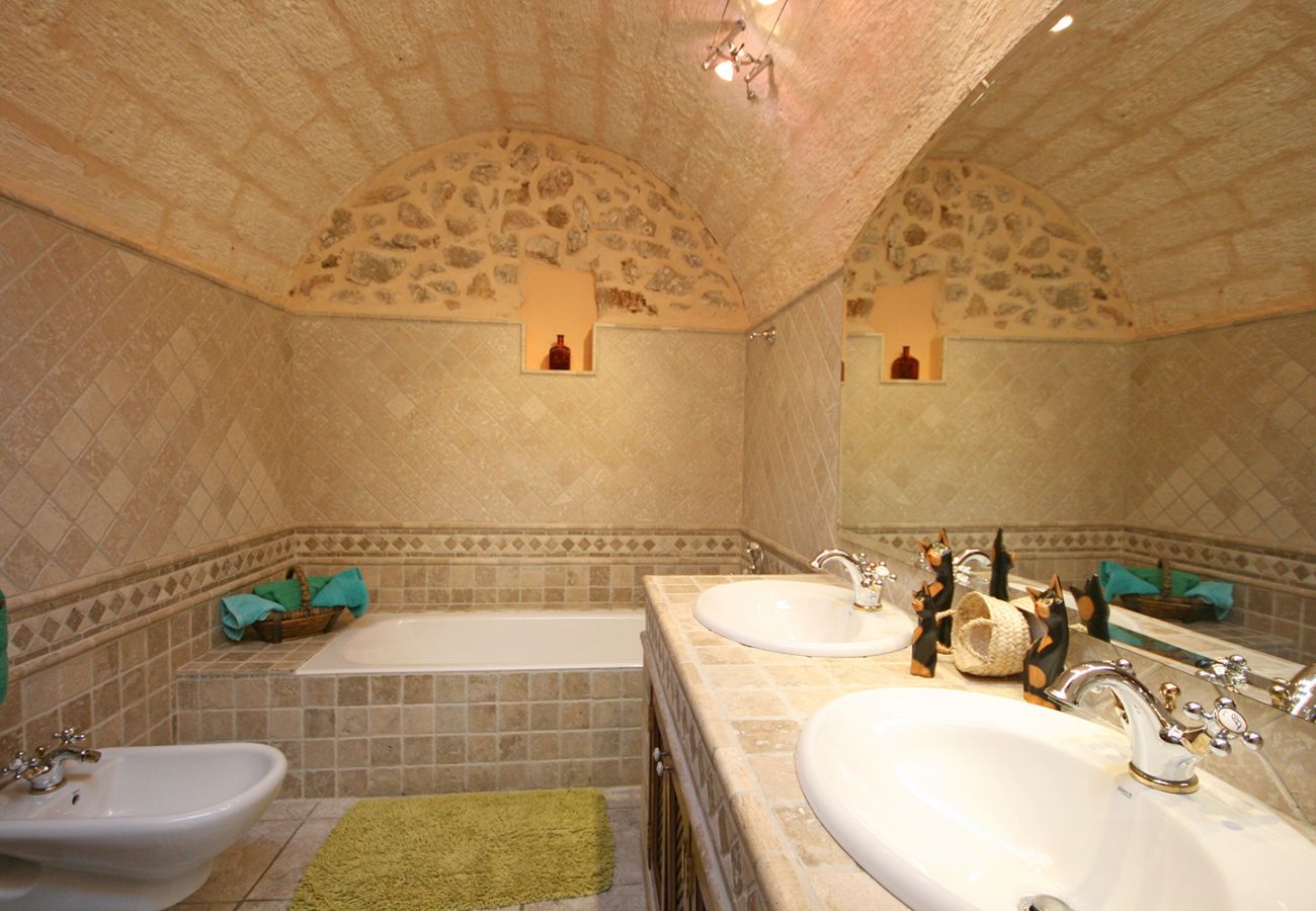 Badezimmer mit Badewanne und Gewölbe der Finca 