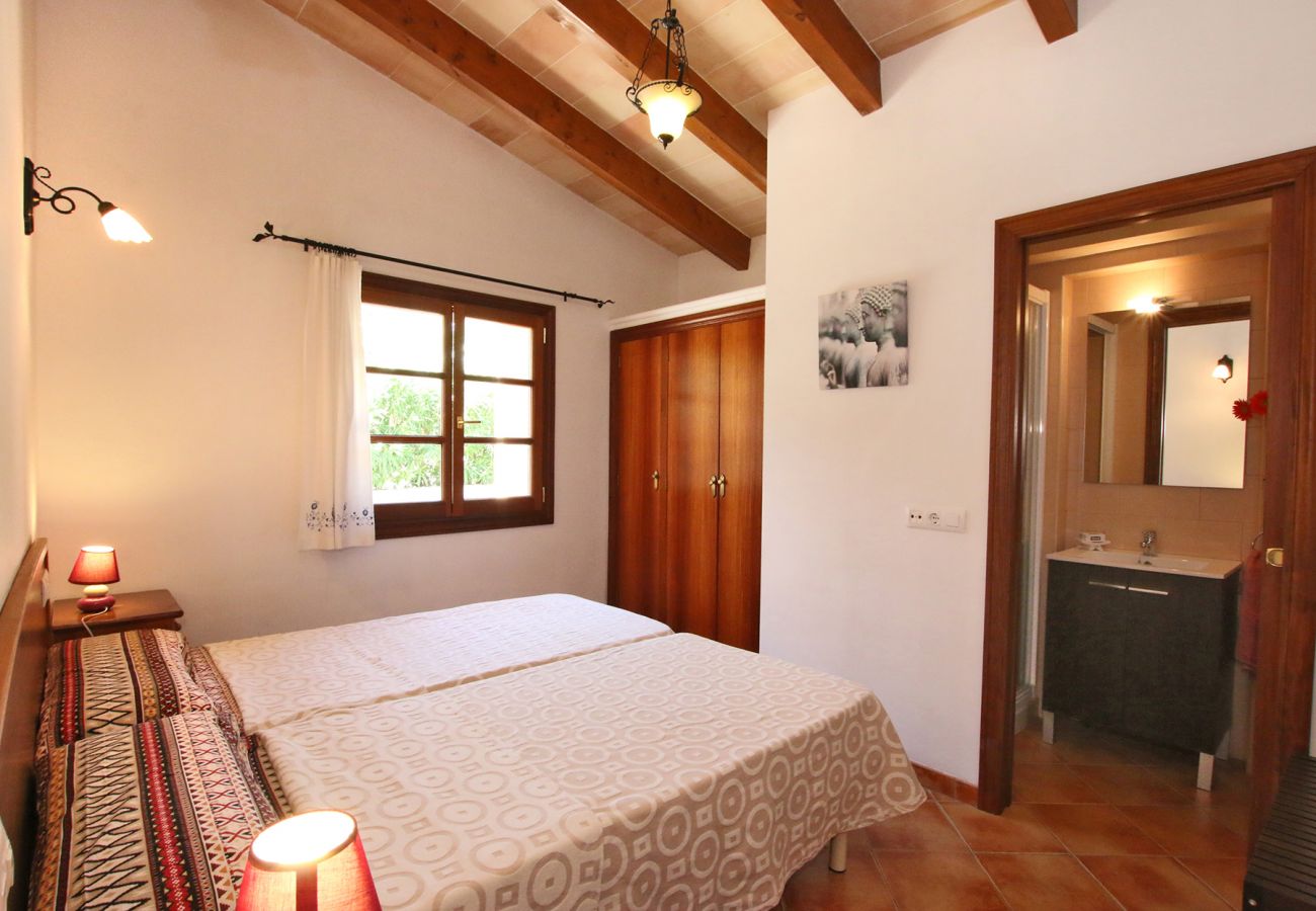 Schlafzimmer mit 2 Einzelbetten der Finca Son Morey in Arta