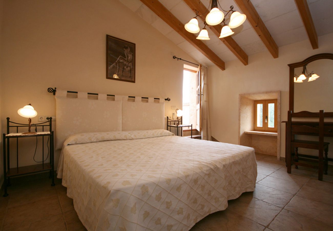 Schlafzimmer mit Doppelbett der Finca Es Porrassar bei Cas Concos 