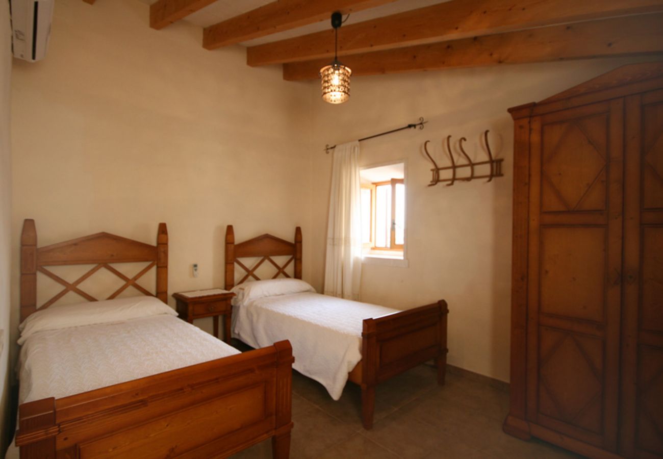Schlafzimmer mit zwei Einzelbetten der Finca Es Porrassar bei Cas Concos 