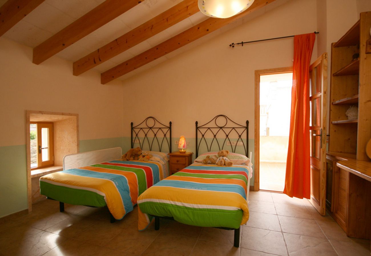 Schlafzimmer mit zwei Einzelbetten der Finca Es Porrassar bei Cas Concos