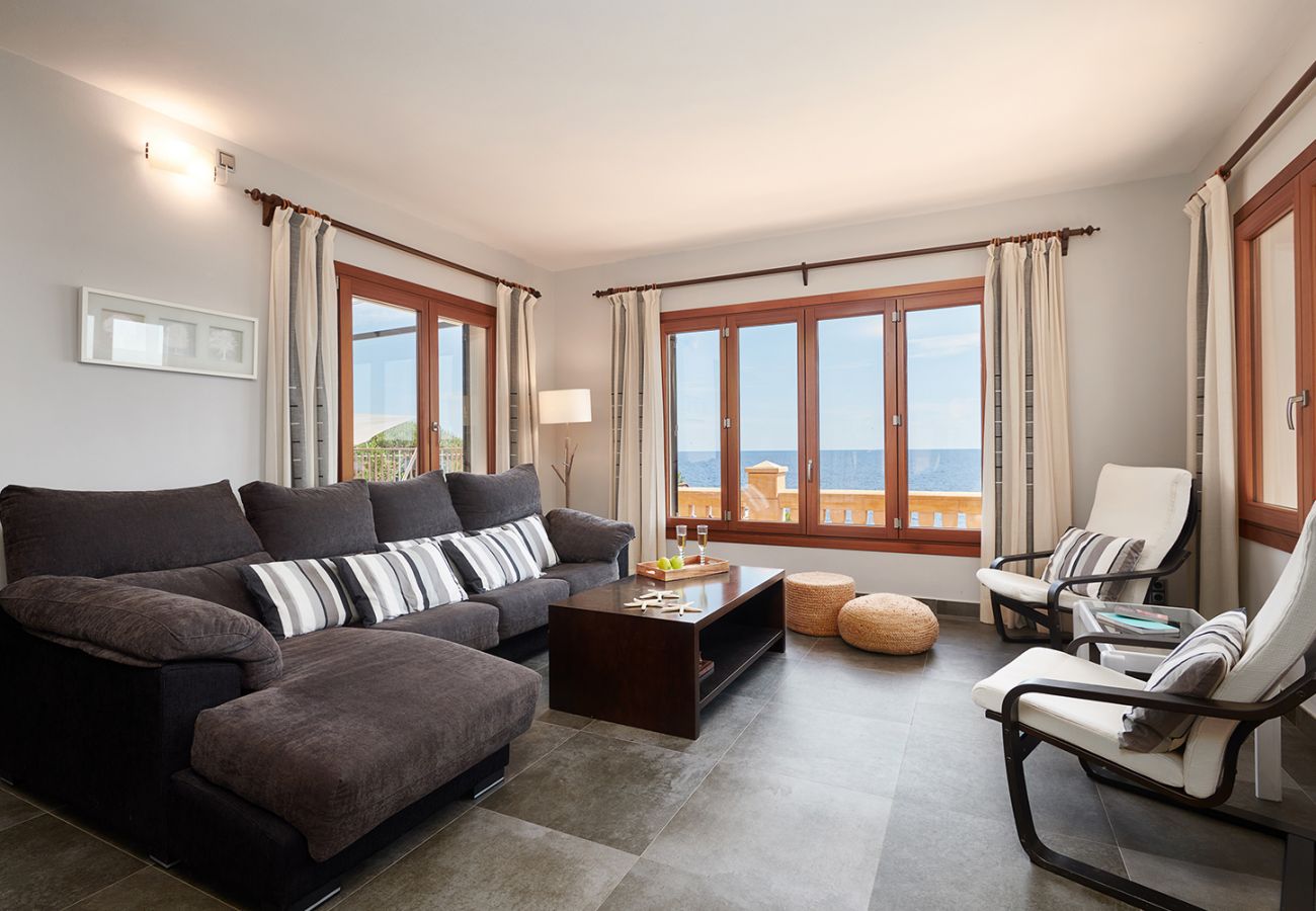 Stilvolles Wohnzimmer mit Sofa un Sesseln in der Finca Ses Penyes bei Porto Petro