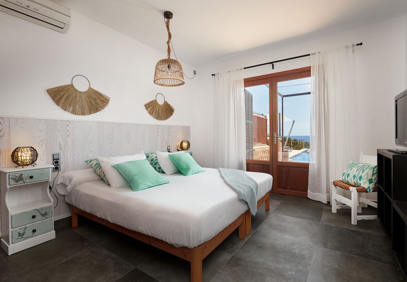 Schlafzimmer mit Doppelbett der Finca Ses Penyes bei Porto Petro