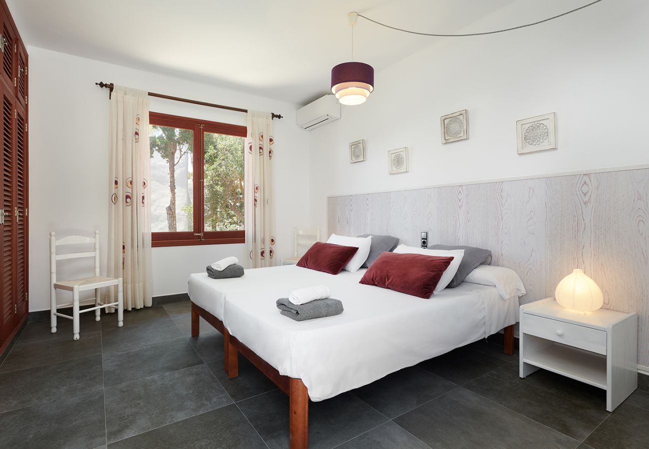 Schlafzimmer mit zwei Einzelbetten der Finca Ses Penyes bei Porto Petro