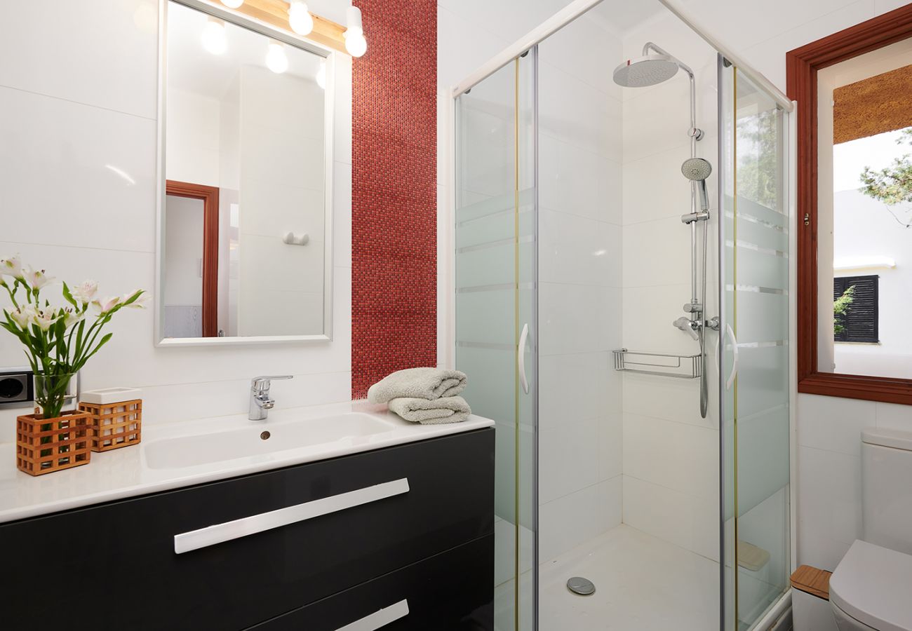 Badezimmer en Suite mit Dusche der Finca Ses Penyes bei Porto Petro