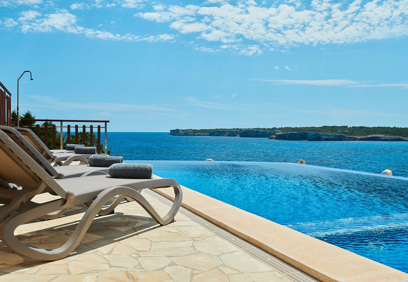 Sitzplatz am Pool mit schöner Aussicht in der Finca Ses Penyes bei Porto Petro
