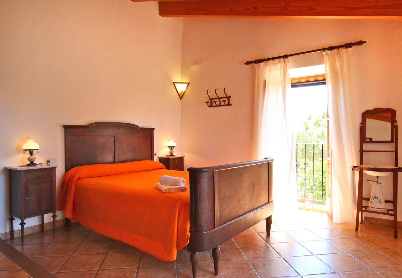 Schlafzimmer mit Doppelbett im OG der Finca Can Ramon in Cas Concos