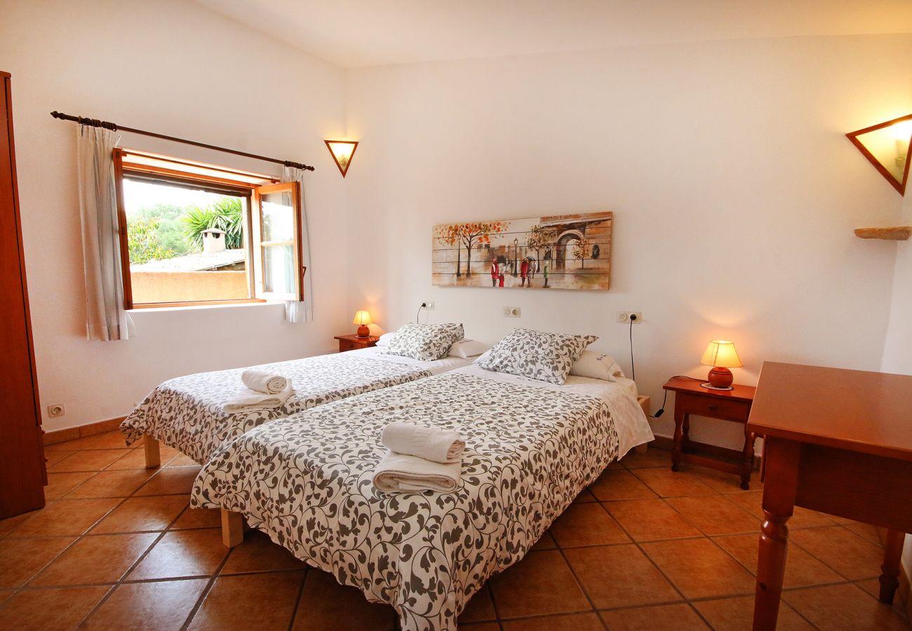 Schlafzimmer mit 2 Einzelbetten der Finca Can Ramon in Cas Concos