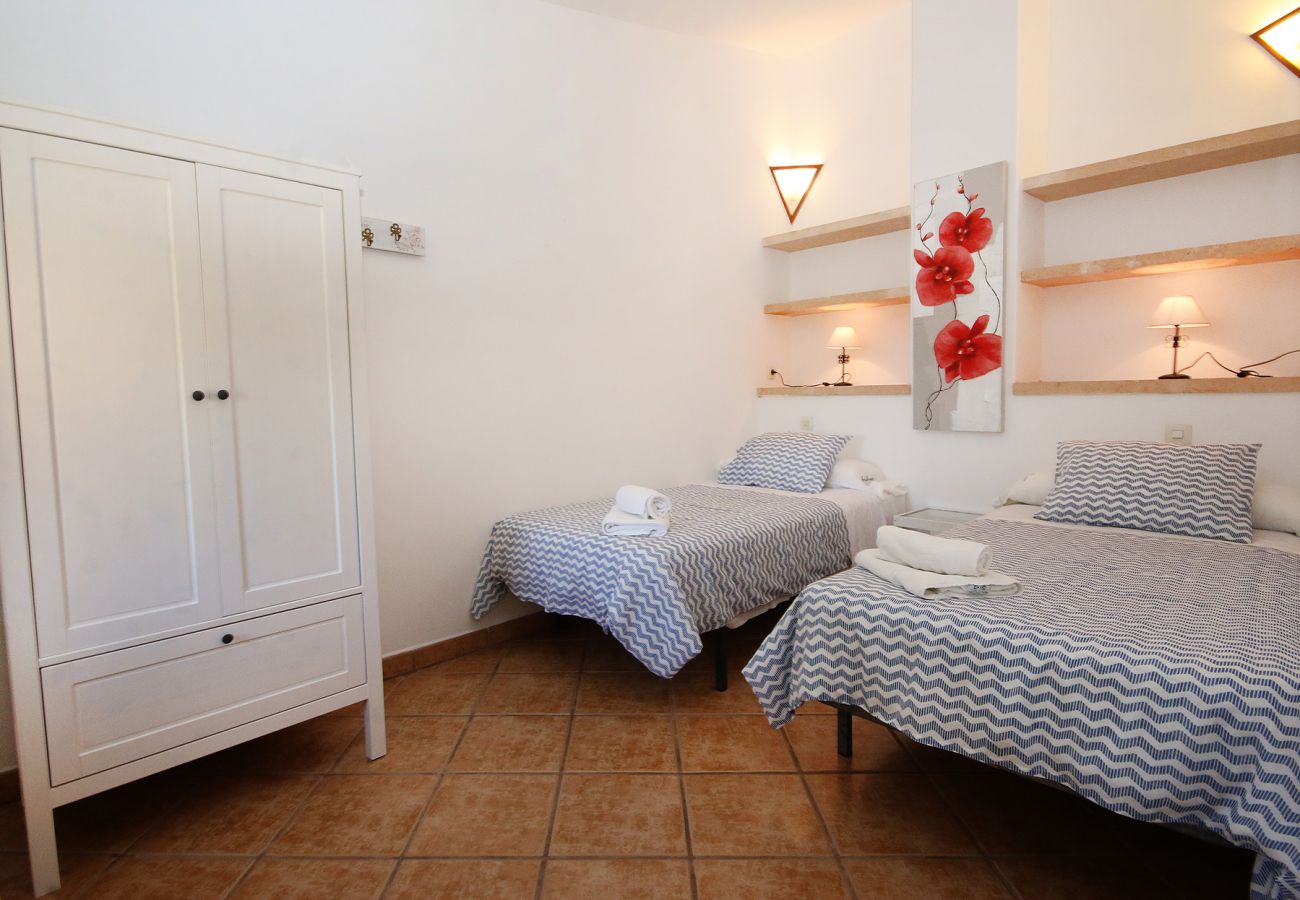 Schlafzimmer mit 2 Einzelbetten der Finca Can Ramon in Cas Concos