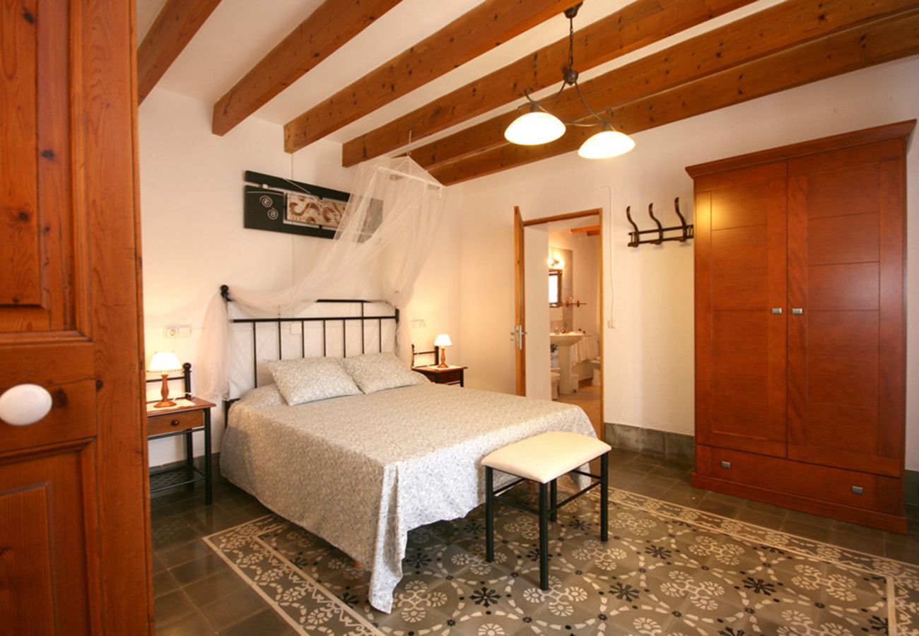 Schlafzimmer mit Doppelbett in der Finca Can Ramon in Cas Concos