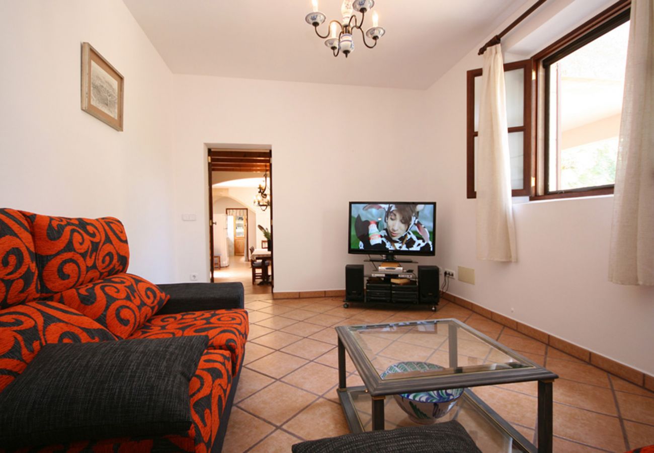 Wohnzimmer mit TV der Finca Can Ramon in Cas Concos
