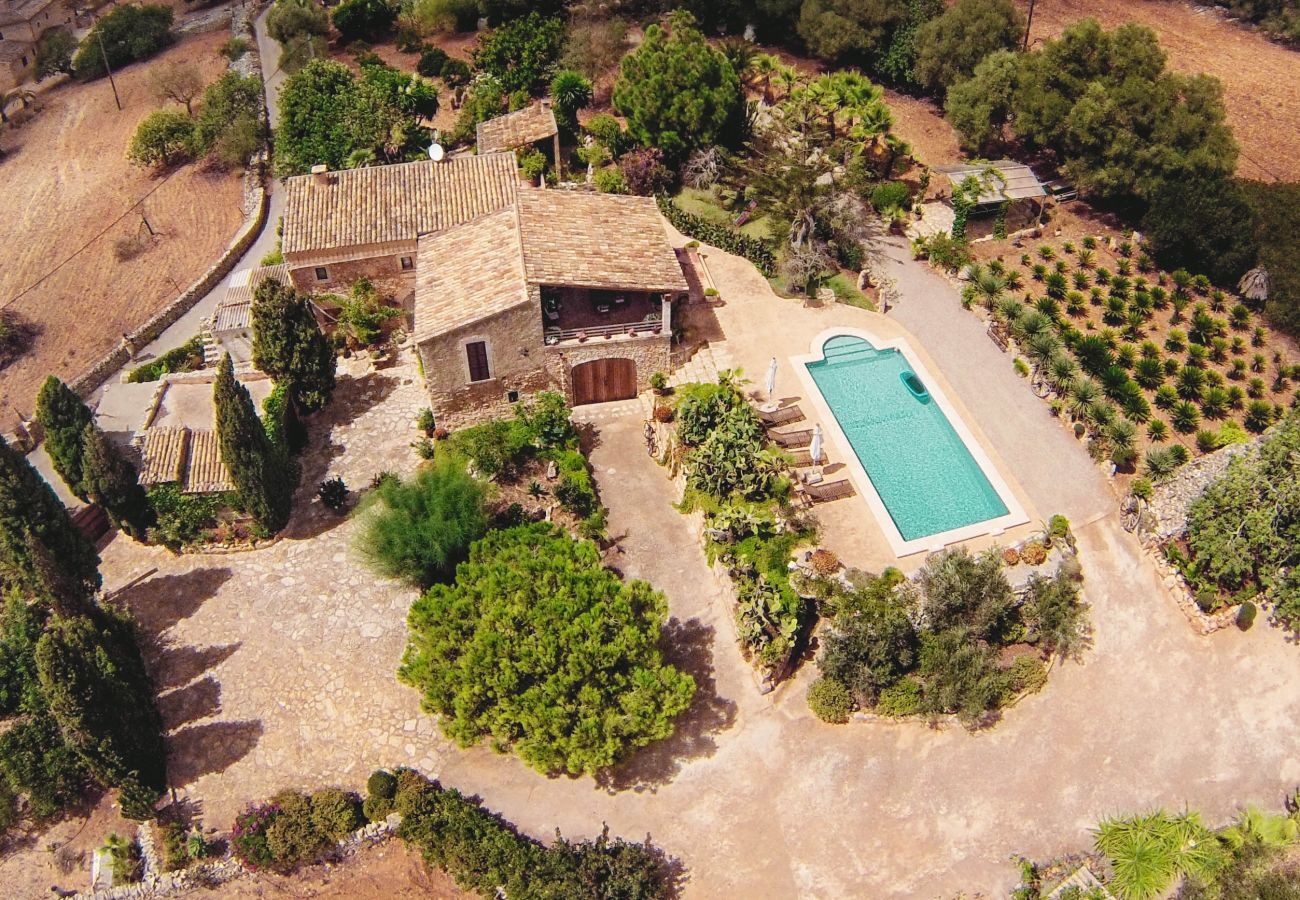 Luftbild mit Anwesen der Finca Can Ramon in Cas Concos 