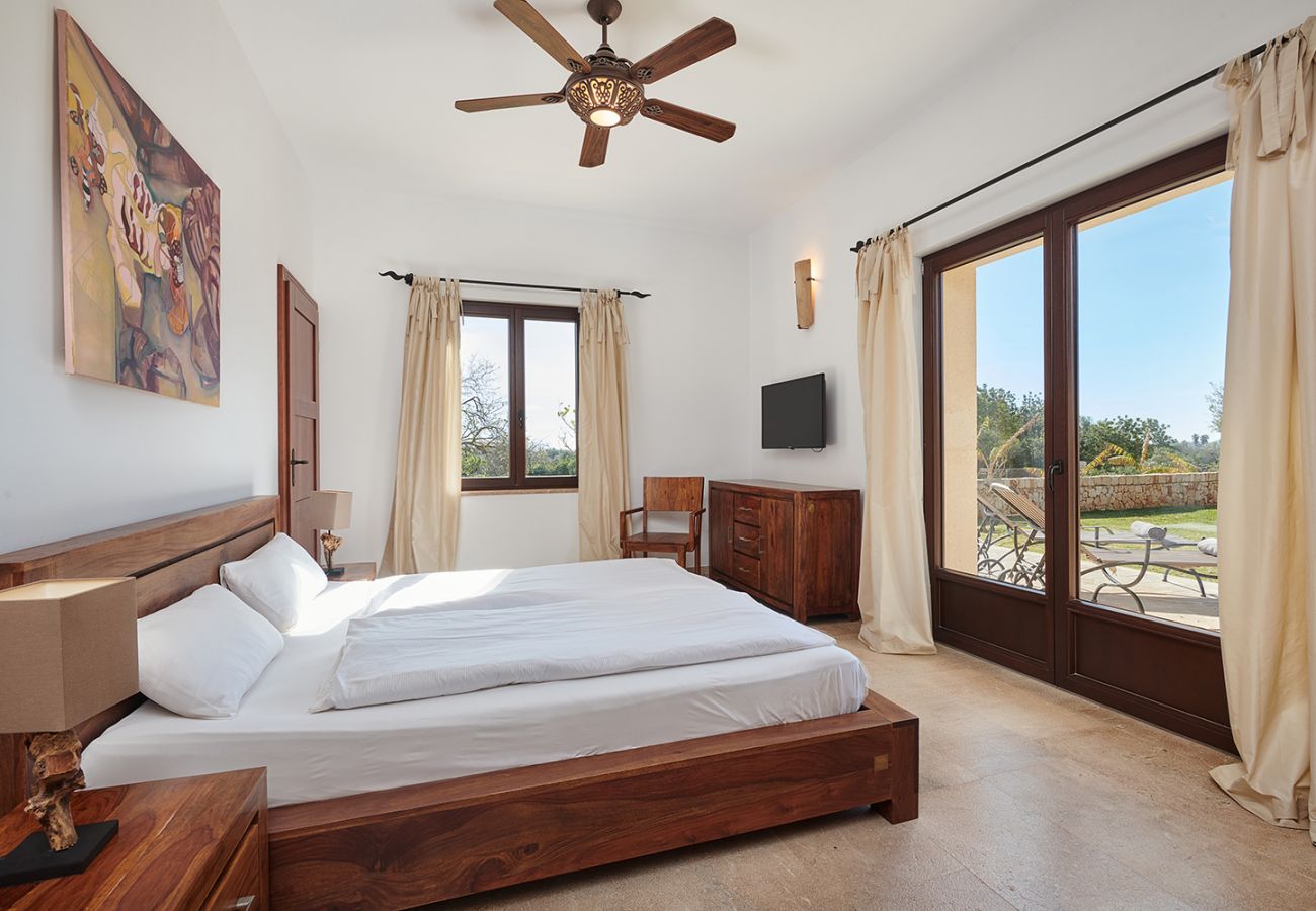 Schlafzimmer mit Doppelbett der Finca Sant Salvador bei Manacor