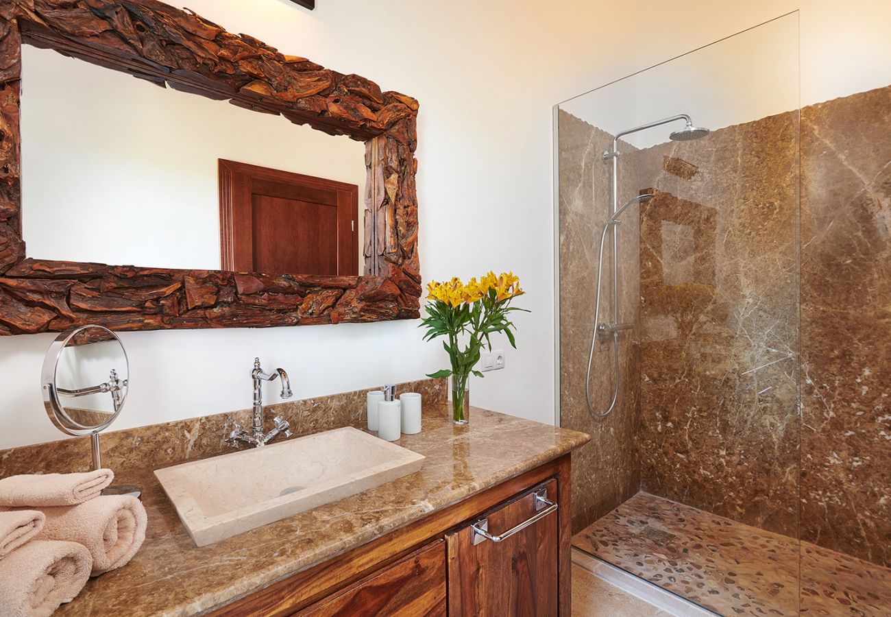 Bad en Suite mit Dusche der Finca Sant Salvador bei Manacor