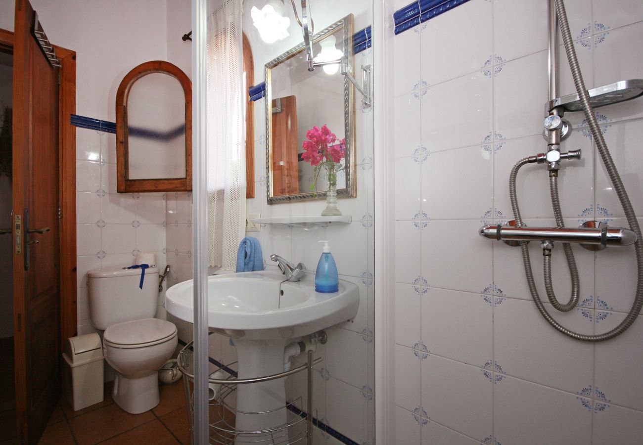 Badezimmer mit Dusche in der Finca Can Tomeu in Ses Salines 