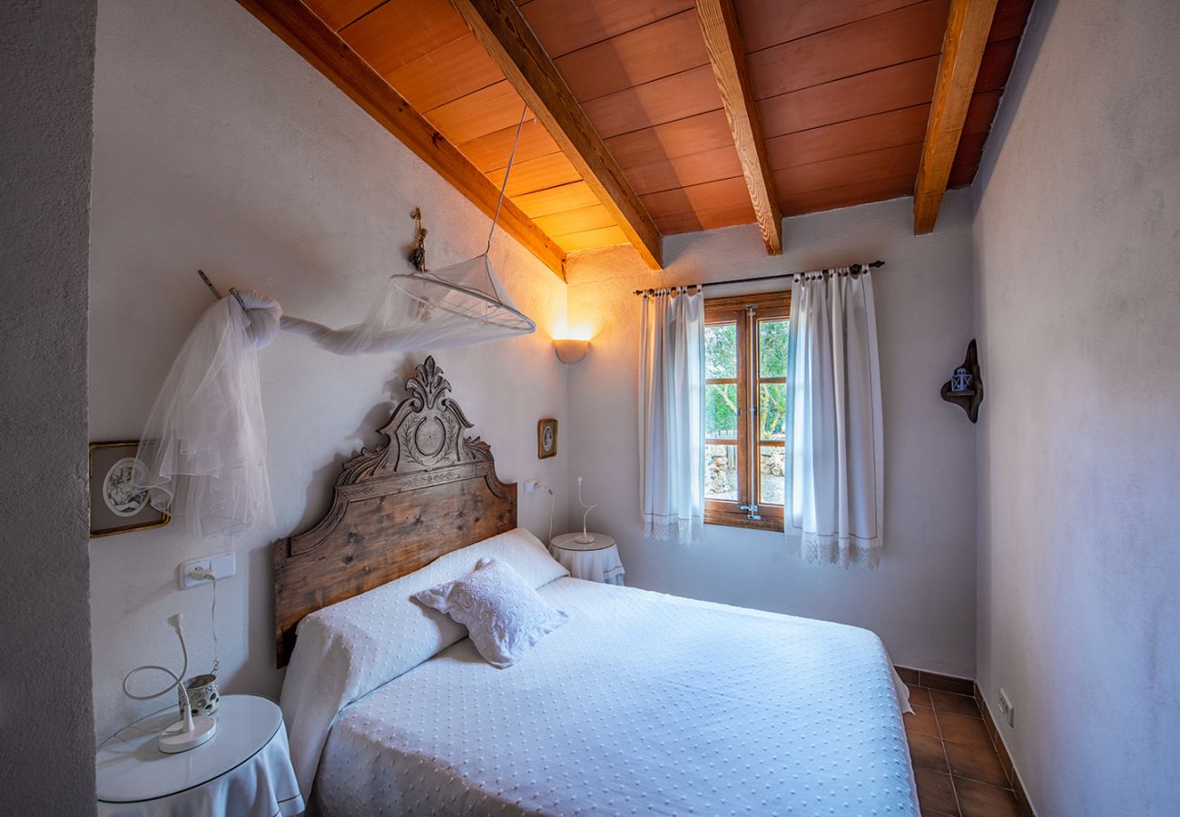 Schlafzimmer mit Doppelbett der Finca Can Tomeu bei Ses Salines