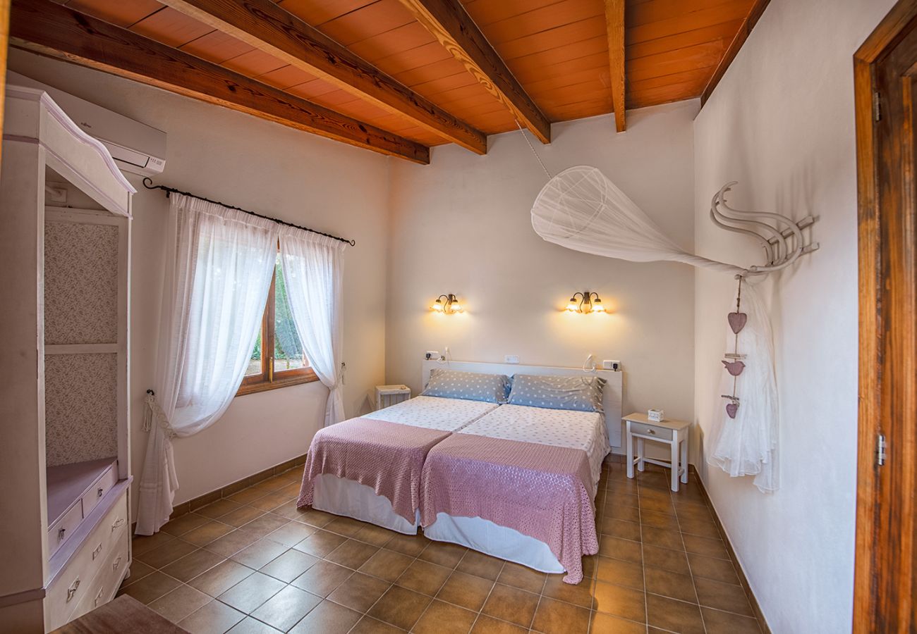 Schlafzimmer mit Einzelbetten der Finca Can Tomeu bei Ses Salines