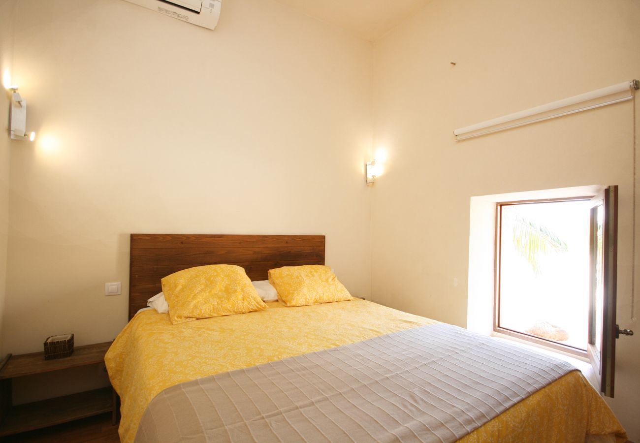 Schlafzimmer mit Doppelbett der Finca Es Turó bei Manacor 