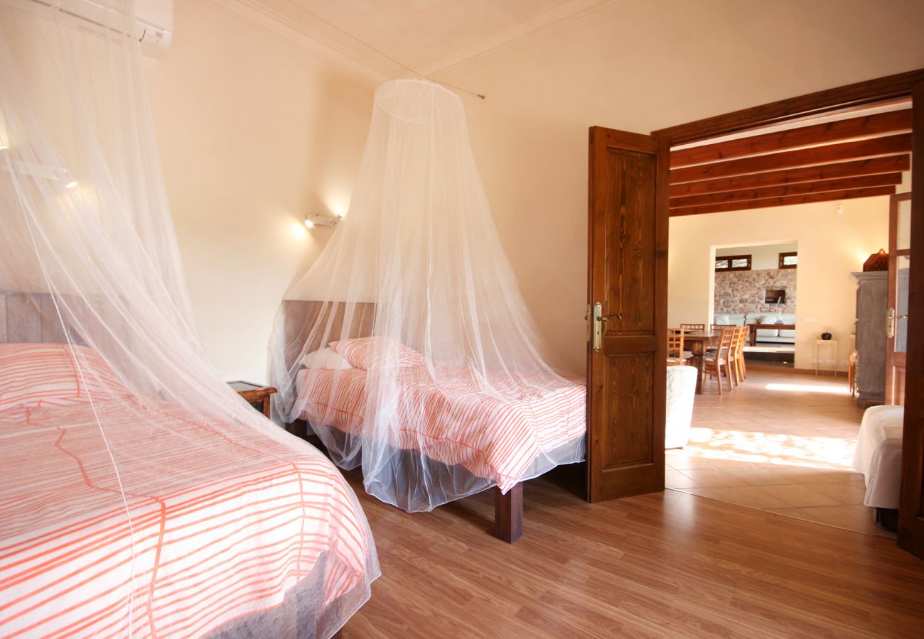 Schlafzimmer mit 2 Einzelbetten der Finca Es Turó bei Manacor 