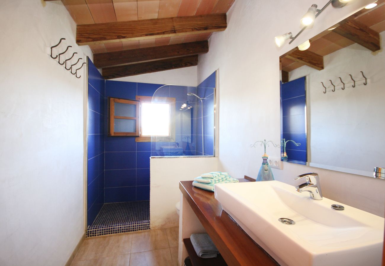 Bad en Suite mit Dusche der Finca Casa Yolandis in Manacor
