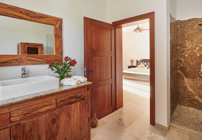 Badezimmer mit Dusche der Finca Casa Fortuna bei Manacor