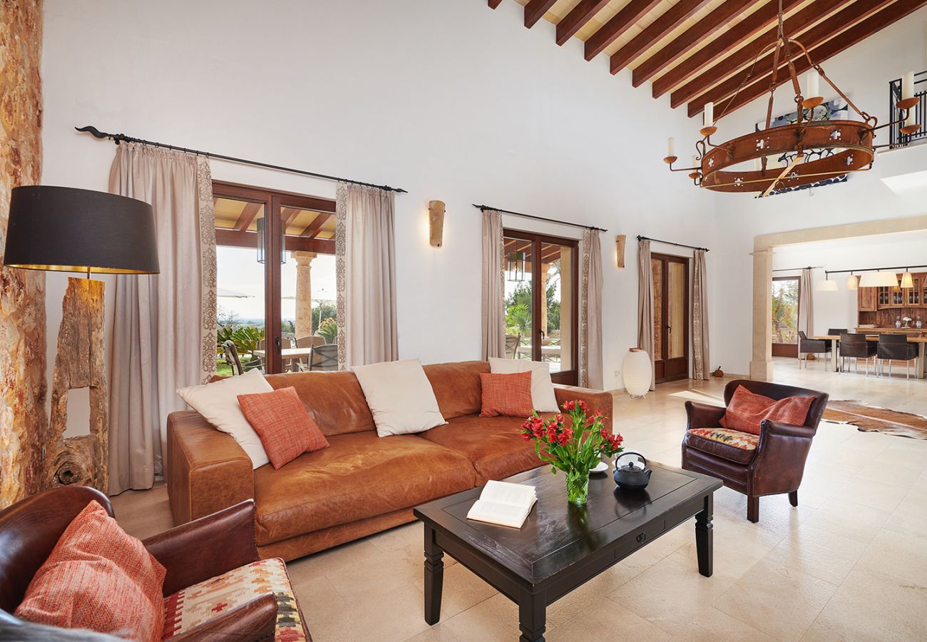 Geräumiges Wohnzimmer mit hoher Decke der Finca Casa Fortuna bei Manacor