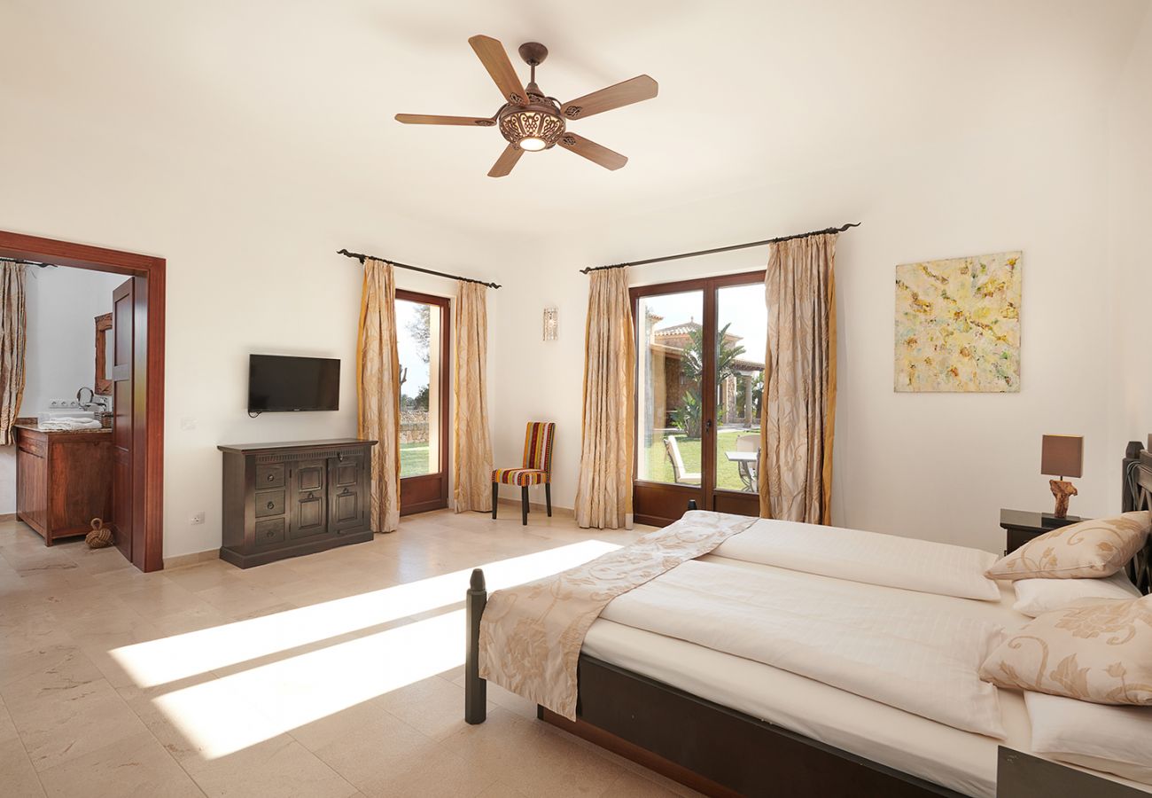 Schlafzimmer mit Doppelbett und Bad en Suite der Finca Casa Fortuna bei Manacor