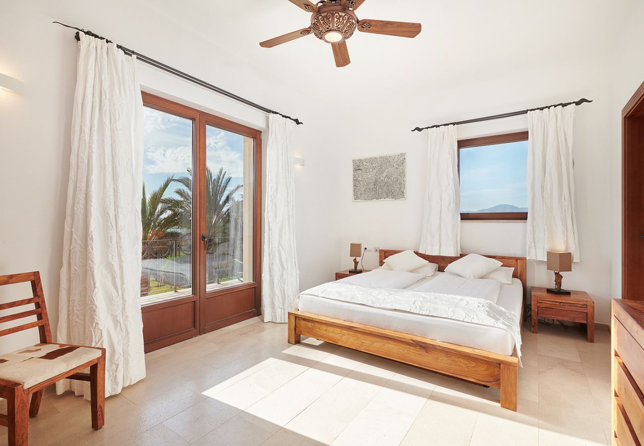 Schlafzimmer mit Doppelbett und eigenem Badezimmer der Finca Casa Fortuna bei Manacor