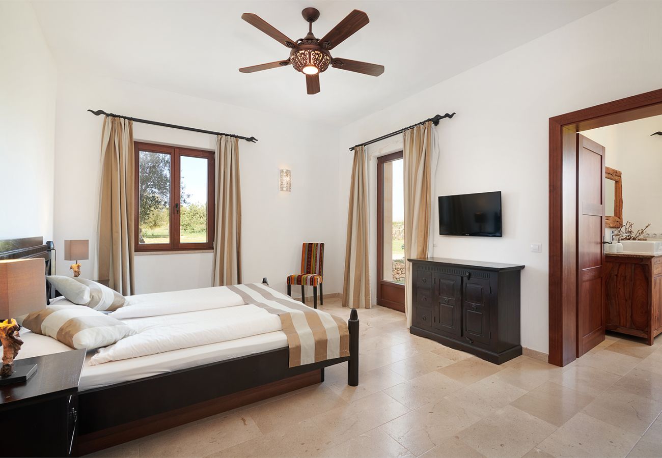 Schlafzimmer mit Doppelbett und Bad en Suite der Finca Casa Fortuna bei Manacor