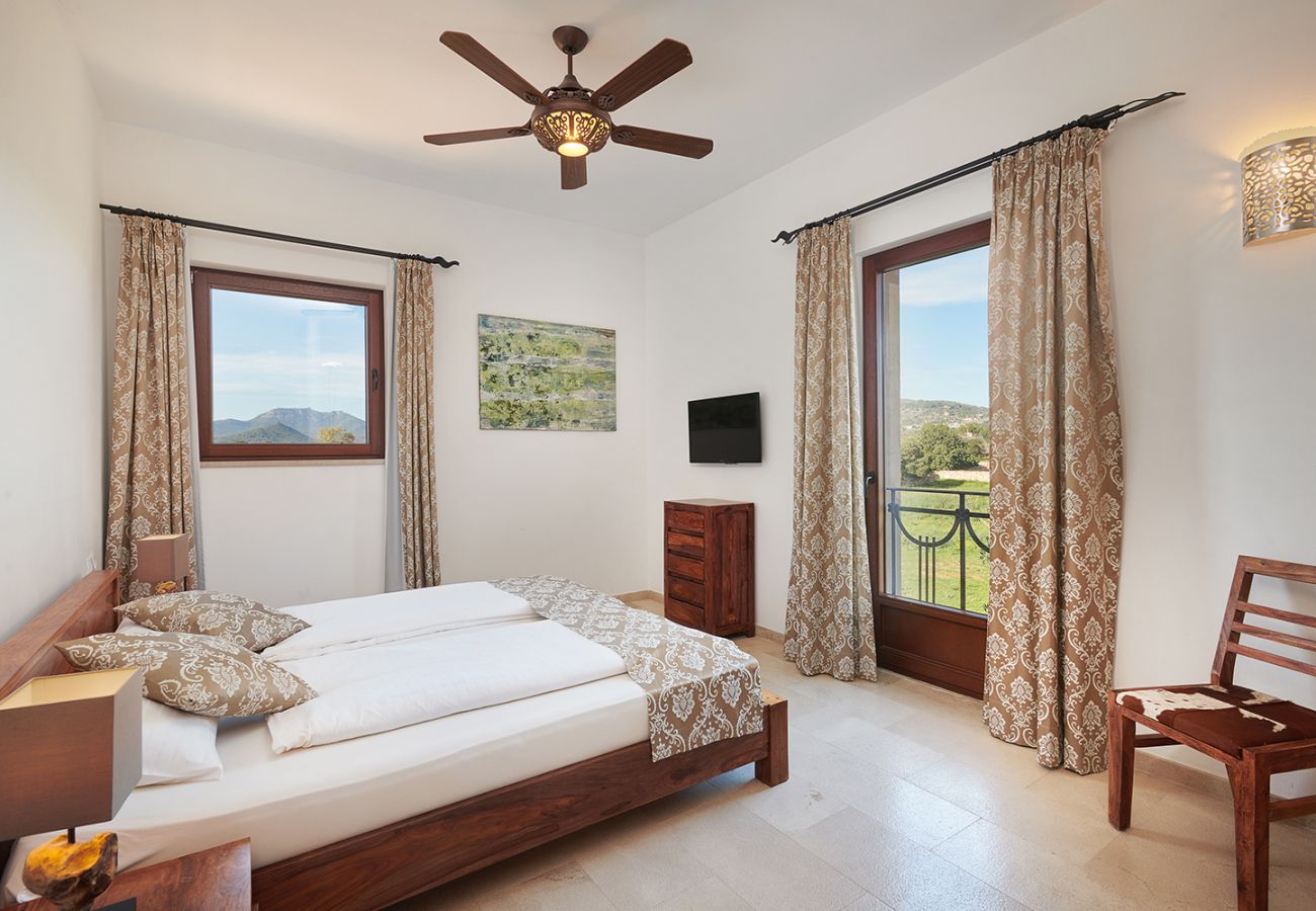 Schlafzimmer mit Doppelbett und eigenem Bad der Finca Casa Fortuna bei Manacor