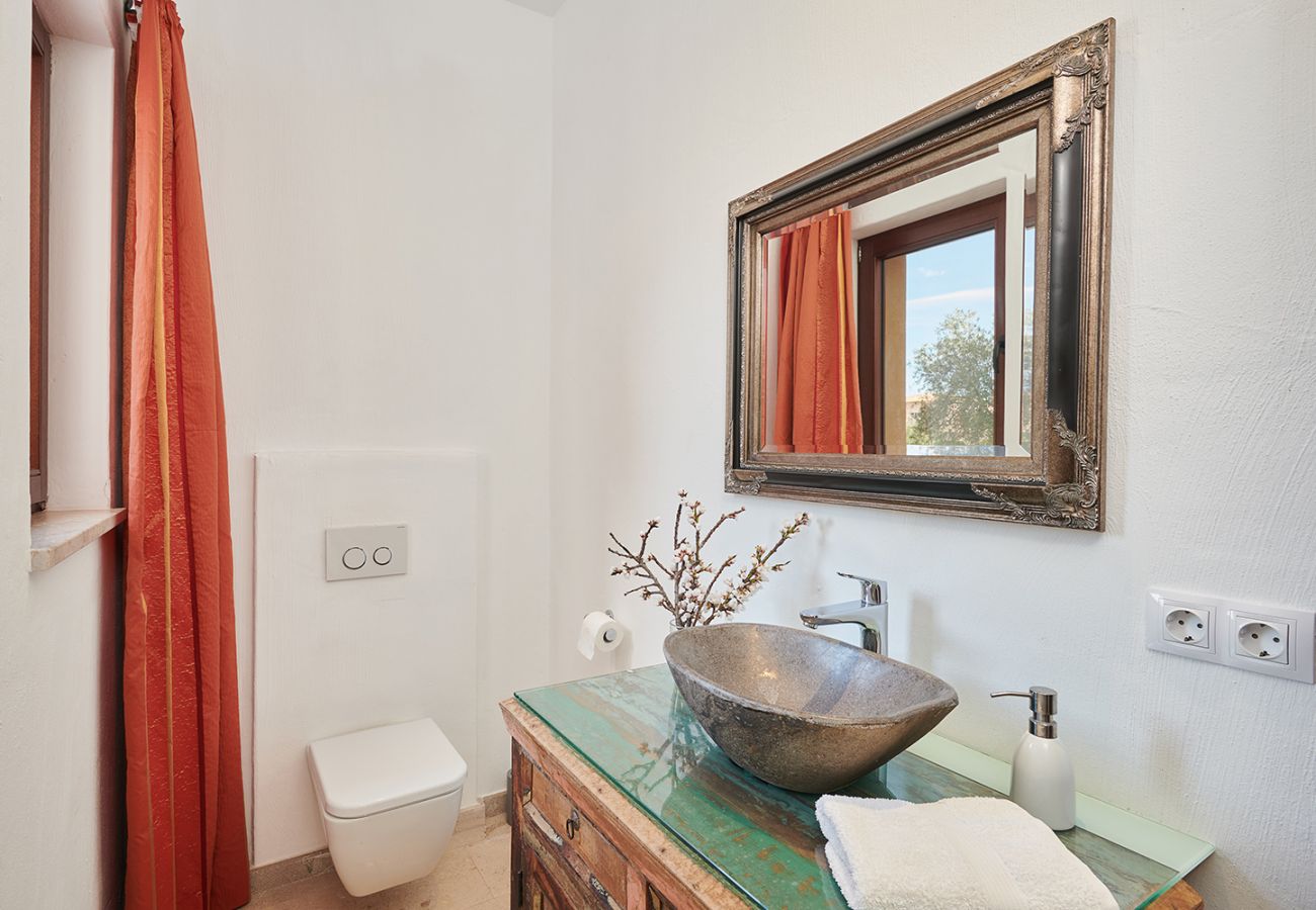 Gäste-WC mit stilvollem Waschbecken der Finca Casa Fortuna bei Manacor