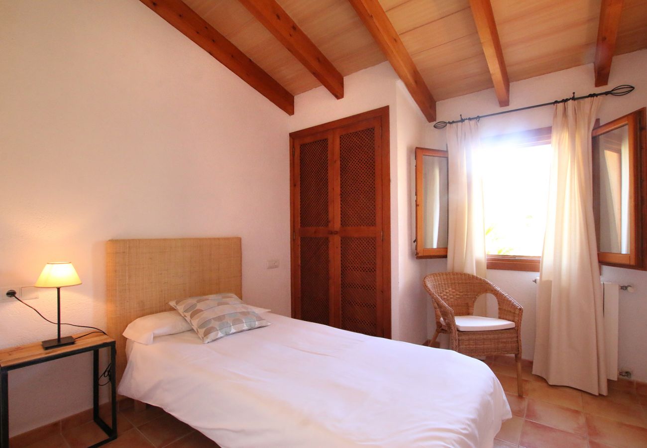 Schlafzimmer mit Einzelbett der Finca Estepar in Son Servera 