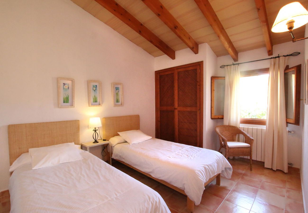 Schlafzimmer mit 2 Einzelbetten der Finca Estepar in Son Servera 